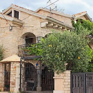 apartments-with-wifi-basanija-umag-7148.in-istria.net/